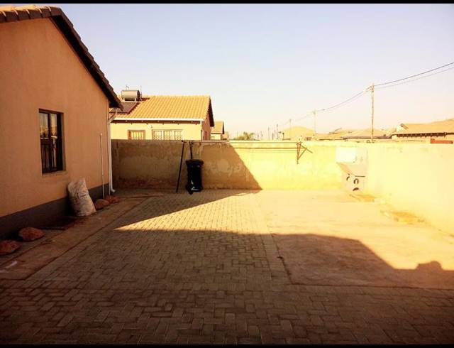 6 BEDROOM HOUSE FOR SALE IN PROTEA GLEN